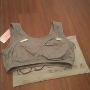 🆕LISTING IVIESTIN Sports Bra BNWT